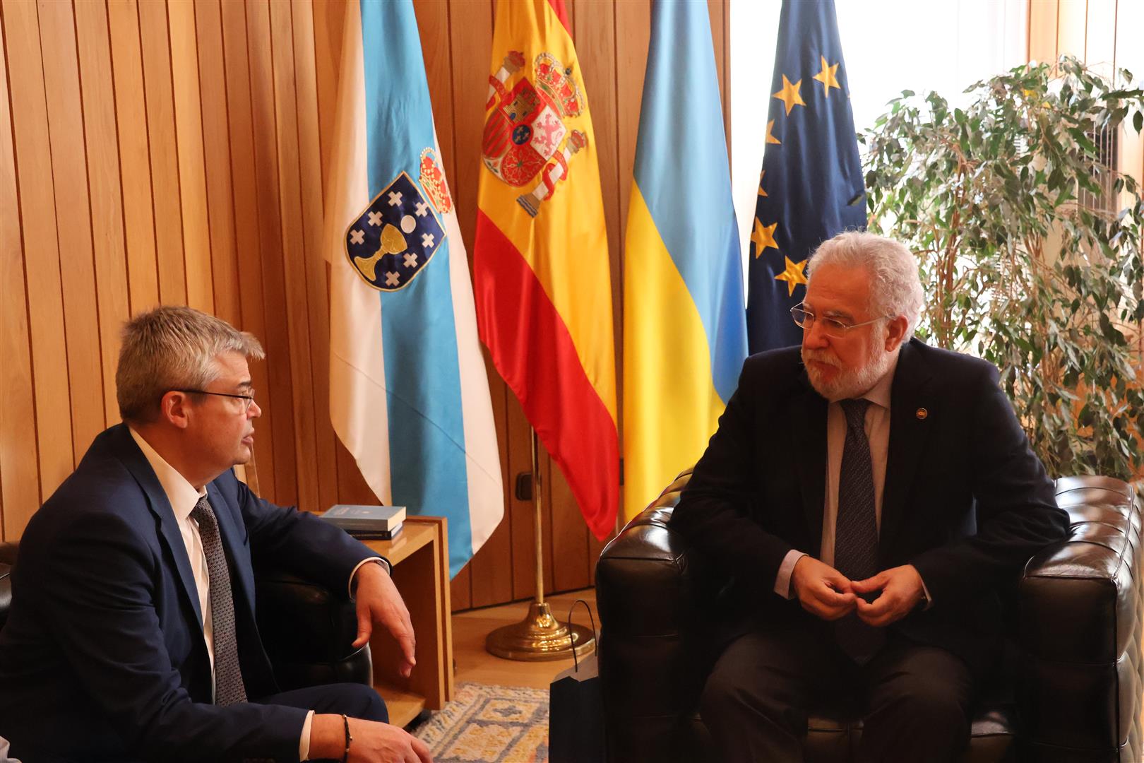 Foto da noticia: O embaixador de Ucraína visita o Parlamento de Galicia 